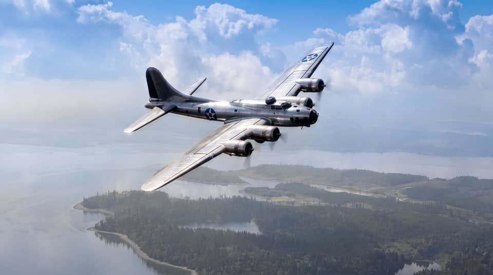 Boeing B-17 Flying Fortress in volo sereno